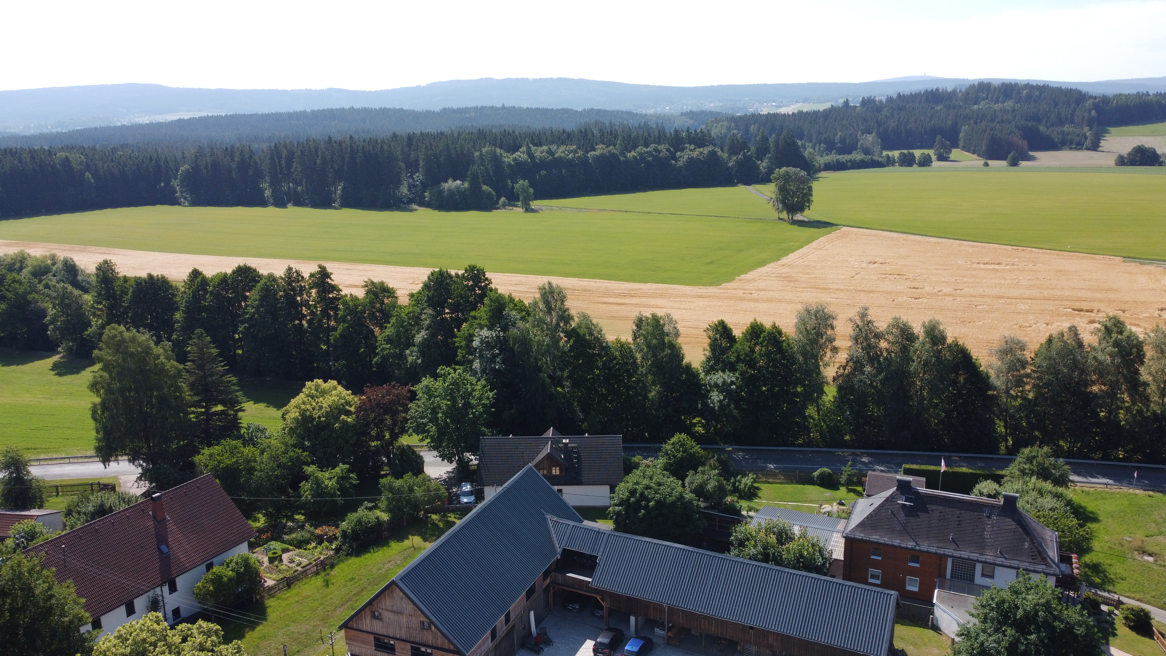 Urlaub-mit-Hund: Blick ins Fichtelgebirge - über unseren Scheunenloftgiebel hinweg. - Das MUSSEA Landhaus Chalet, Scheunenloft & Genussgewölbe