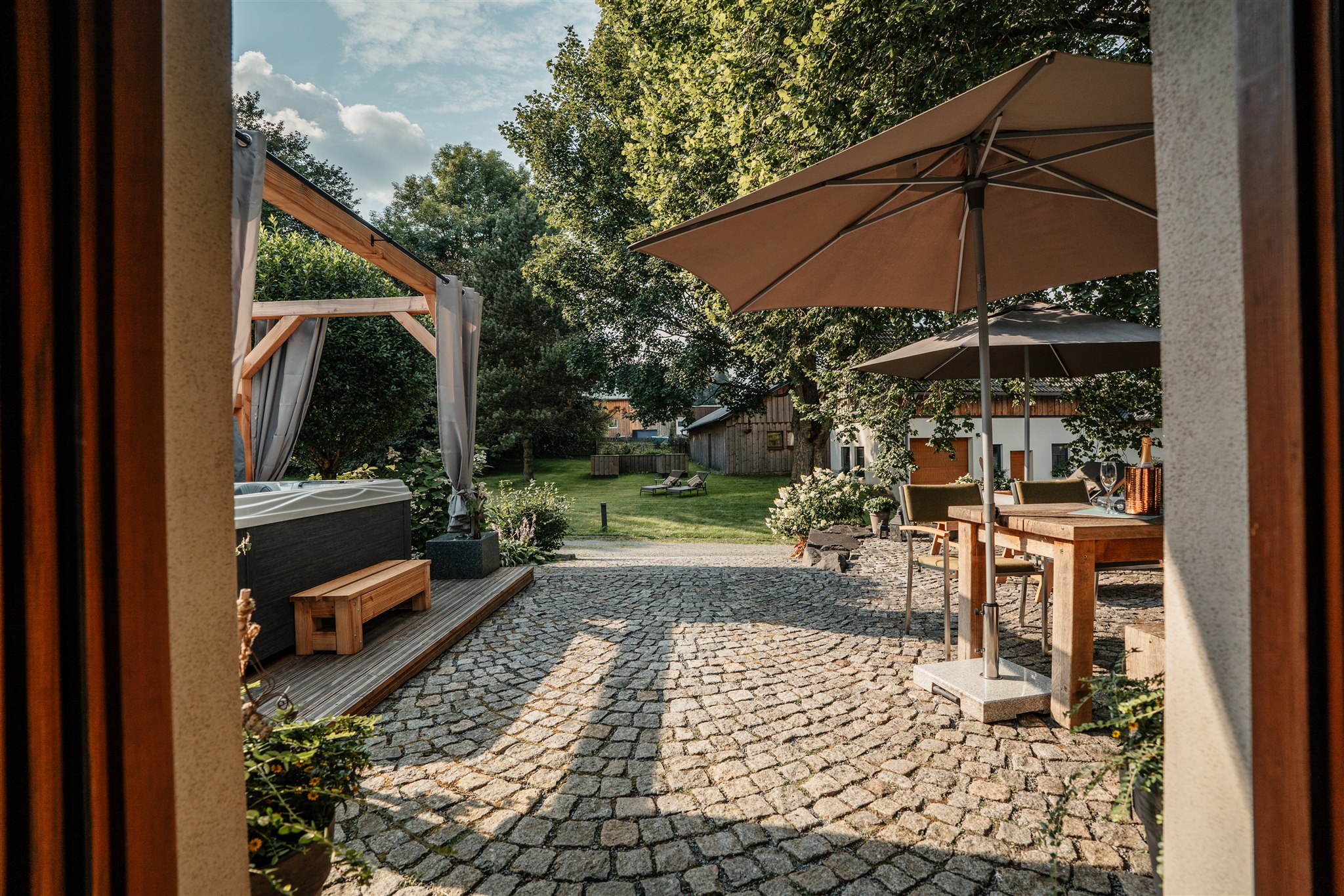 Urlaub-mit-Hund: Landhaus Chalet für 2 Personen - "Haustürblick" heraus auf die Terrasse - Das MUSSEA Landhaus Chalet, Scheunenloft & Genussgewölbe