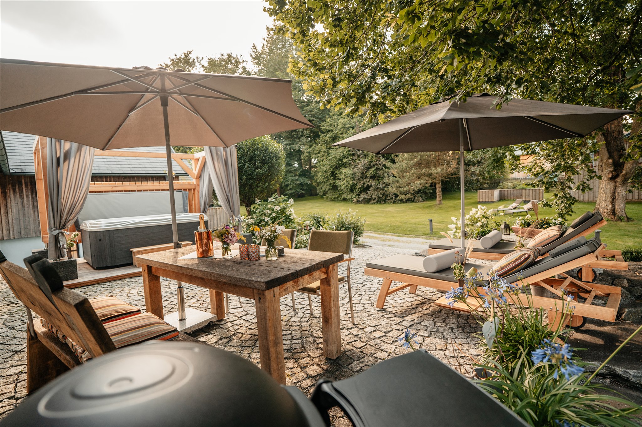 Urlaub-mit-Hund: Landhaus Chalet für 2 Personen - Ihre Sommerterrasse  - Das MUSSEA Landhaus Chalet, Scheunenloft & Genussgewölbe