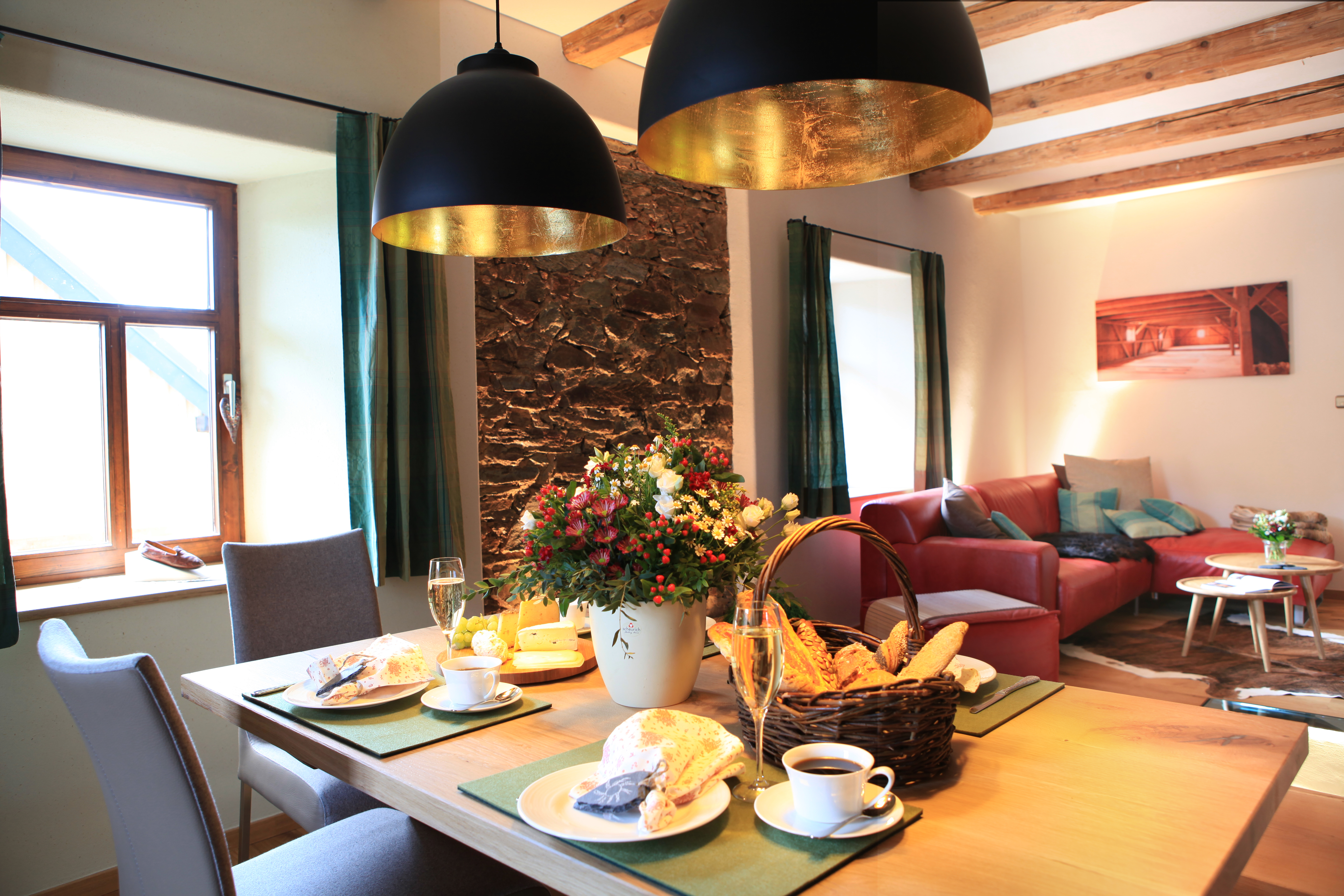 Urlaub-mit-Hund: Landhaus Chalet für 2 Personen - Essbereich & Wohnen - Das MUSSEA Landhaus Chalet, Scheunenloft & Genussgewölbe