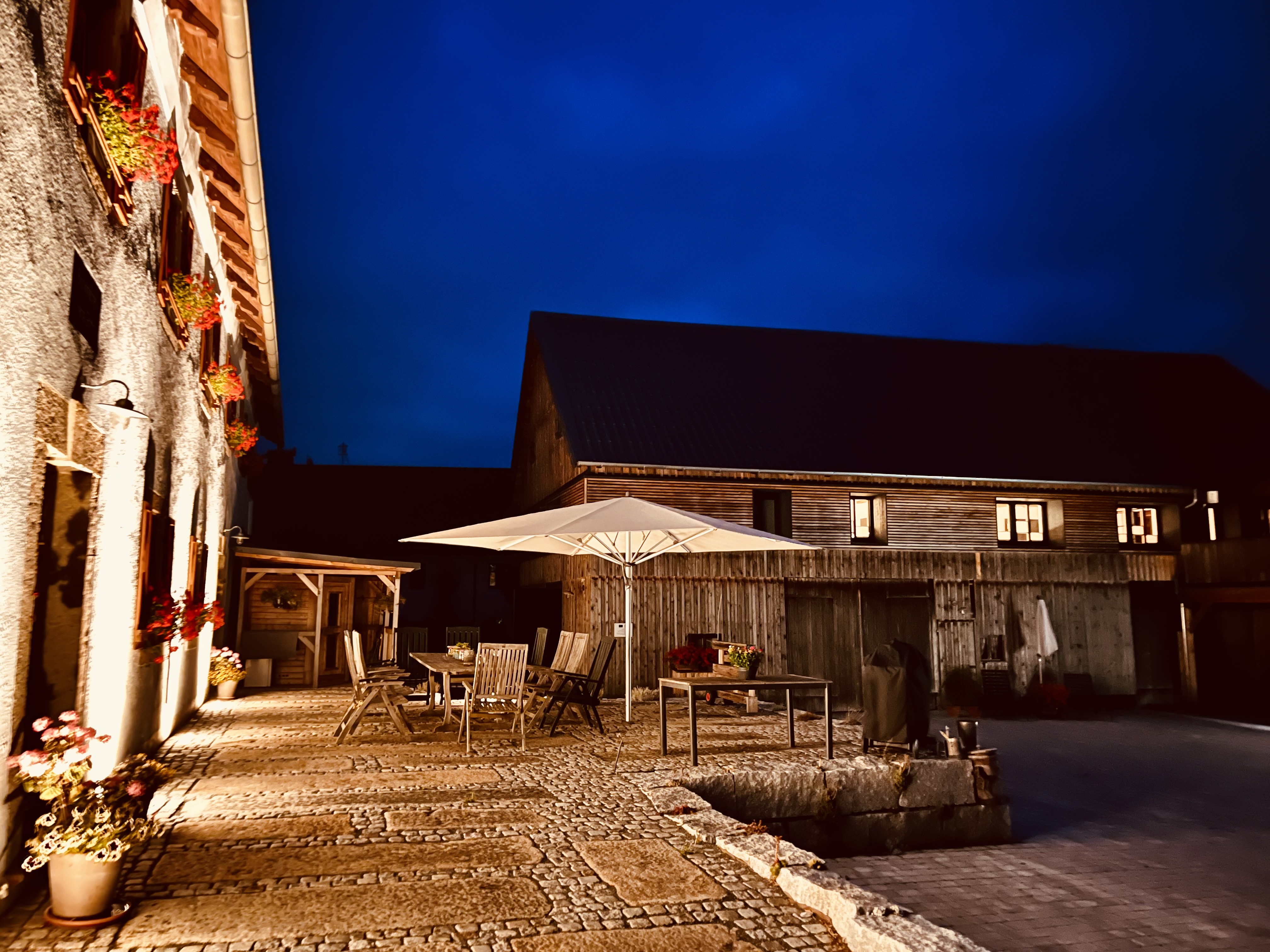 Urlaub-mit-Hund: Abendstimmung auf unserem Hof - im Hintergrund das Scheunenloft! - Das MUSSEA Landhaus Chalet, Scheunenloft & Genussgewölbe