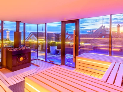 Hundehotel - PLZ 8514 (Schweiz) - Dachsauna in der Abendstimmung - YachtHotel Helvetia
