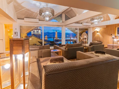 Hundehotel - PLZ 8514 (Schweiz) - Relaxe Lounge mit gigantischem Blick auf Löwe und Leuchtturm - YachtHotel Helvetia