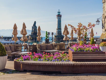 Hundehotel - PLZ 8514 (Schweiz) - Lindauer Löwe und Leuchtturm im Frühling - YachtHotel Helvetia