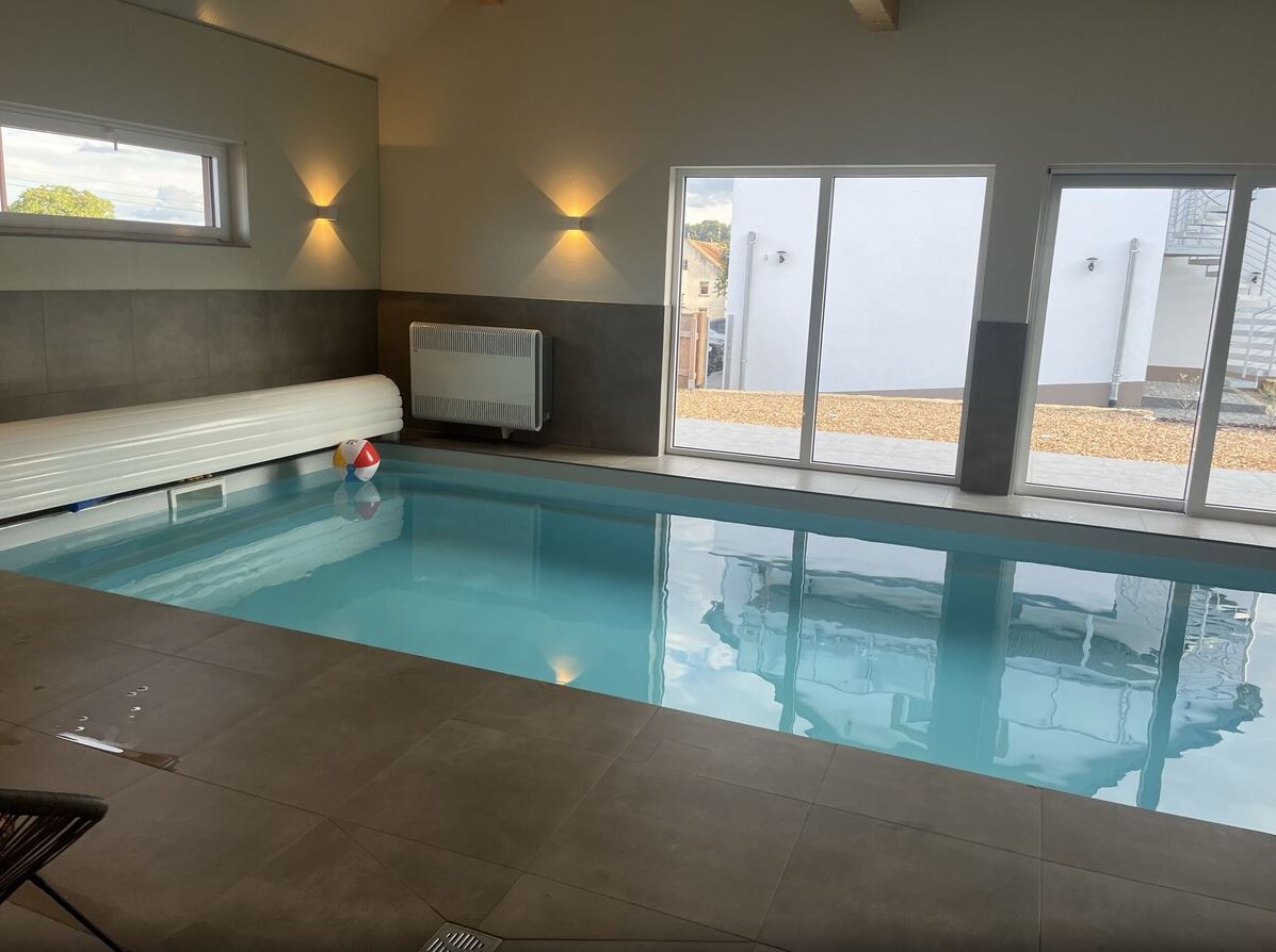 Ferienhaus mit Hund: Es gibt keine bessere Möglichkeit, die Wärme im Freien zu genießen als im Wasser. Unser Pool wird das ganze Jahr beheizt und garantiert so eine konstante Temperatur von 28 Grad. Spiele für Groß und Klein stehen zur Verfügung. - Feriendomizil Im Saarschleifenland  (Camille Ollinger )