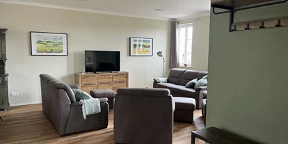 Hundehotel - Whirlpool - Mettlach - Das sehr großen Wohnzimmer ist mit 2 Sofas, Sesseln und Hocker ausgestattet.
Sie erstreckt sich über das 1. OG und DG im Gästehaus. Der Wohnbereich bietet Platz auf 142 qm. - Feriendomizil Im Saarschleifenland  (Camille Ollinger )