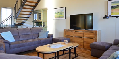 Hundehotel - Whirlpool - Mettlach - Das sehr großen Wohnzimmer ist mit 2 Sofas, Sesseln und Hocker ausgestattet.
Sie erstreckt sich über das 1. OG und DG im Gästehaus. Der Wohnbereich bietet Platz auf 142 qm. - Feriendomizil Im Saarschleifenland  (Camille Ollinger )