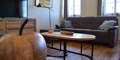 Hundehotel - Whirlpool - Mettlach - Das sehr großen Wohnzimmer ist mit 2 Sofas, Sesseln und Hocker ausgestattet. 
Sie erstreckt sich über das 1. OG und DG im Gästehaus. Der Wohnbereich bietet Platz auf 142 qm. - Feriendomizil Im Saarschleifenland  (Camille Ollinger )