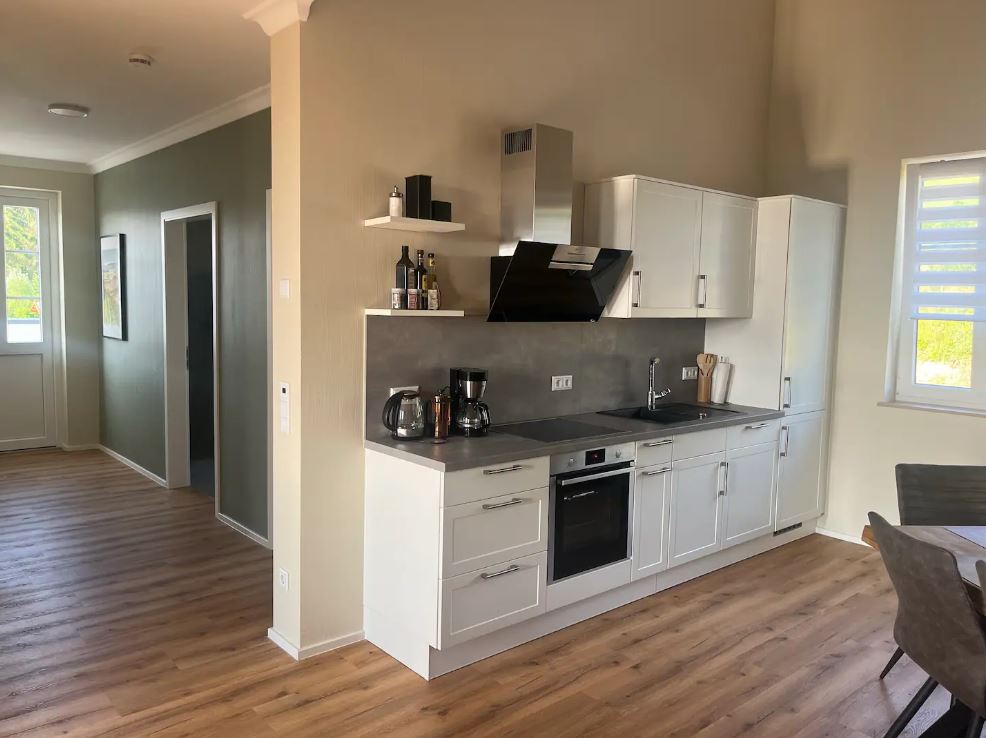 Ferienhaus mit Hund: ie Küche ist ausgestattet mit Cerankochfeld, Dunstabzug, Backofen, Kühl-, Gefrierkombination , Geschirrspüler, Kaffeemaschine, Wasserkocher und Toaster. - Feriendomizil Im Saarschleifenland  (Camille Ollinger )