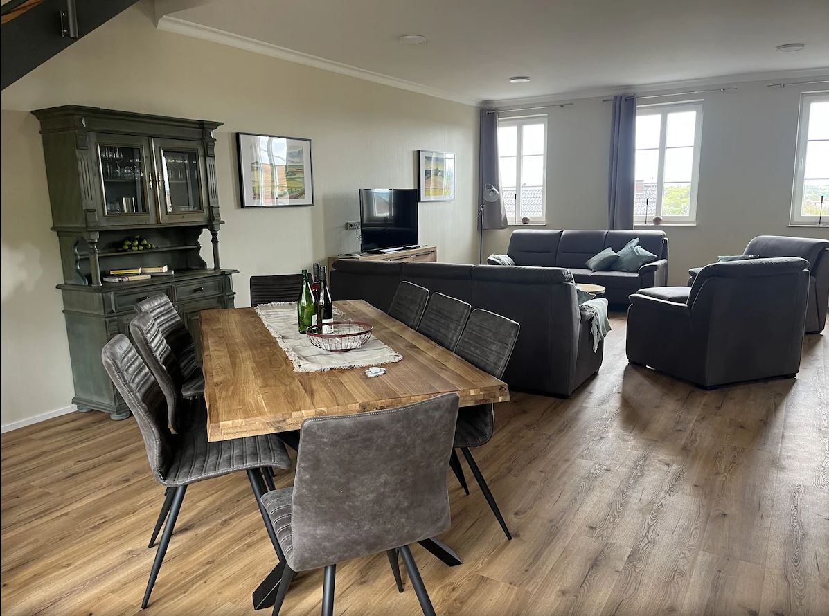 Ferienhaus mit Hund: Im Essbereich befindet sich ein großer Tisch mit 8 Sitzplätzen. - Feriendomizil Im Saarschleifenland  (Camille Ollinger )