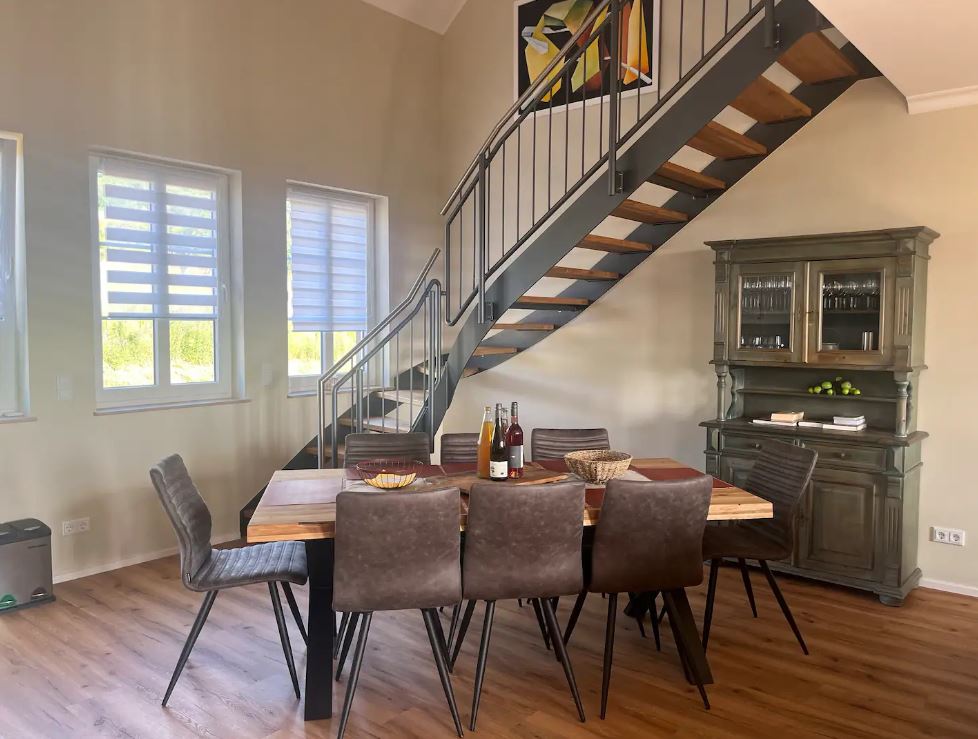 Ferienhaus mit Hund: Im Essbereich befindet sich ein großer Tisch mit 8 Sitzplätzen. - Feriendomizil Im Saarschleifenland  (Camille Ollinger )