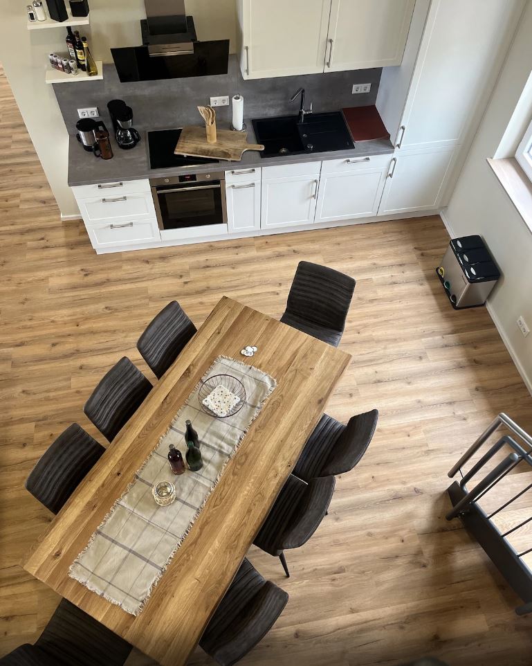 Ferienhaus mit Hund: 
Im Essbereich befindet sich ein großer Tisch mit 8 Sitzplätzen. - Feriendomizil Im Saarschleifenland  (Camille Ollinger )