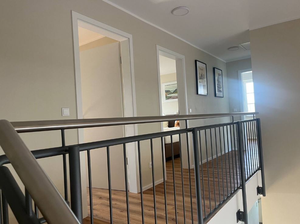 Ferienhaus mit Hund: Flur des zweiten Stocks.

Jedem Schlafzimmer kann bei Bedarf ein Kinderbett beigestellt werden. Ein Schlafzimmer befindet sich in der ersten Etage, 3 weitere Schlafzimmer, zusätzlich mit Fernseher eingerichtet, erreicht man über eine Galerietreppe ins Dachgeschoss. - Feriendomizil Im Saarschleifenland  (Camille Ollinger )