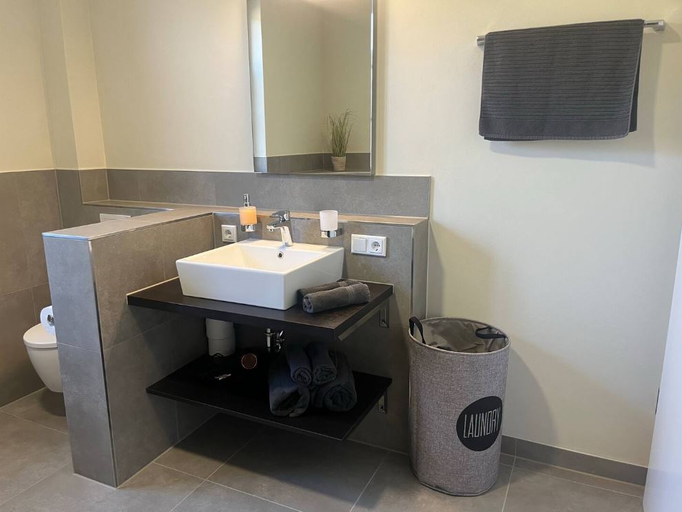 Ferienhaus mit Hund: Das größte Badezimmer befindet sich im 1.OG, es ist ausgestattet mit einer großen begehbaren Dusche, einer großen Badewanne, einer Waschtisch-Anlage und einer modernen WC-Anlage. Auf der selben Etage befindet sich ein zweites Duschbad mit Dusch-Anlage, Waschtisch,- und WC-Anlage. - Feriendomizil Im Saarschleifenland  (Camille Ollinger )