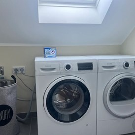 Ferienhaus mit Hund: Im Dachgeschoss befindet sich noch ein Hauswirtschaftsraum, ausgestattet mit einer Waschmaschine, einem Trockner sowie einem Ausgussbecken - Feriendomizil Im Saarschleifenland  (Camille Ollinger )