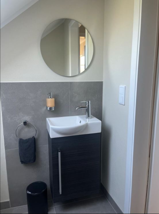 Ferienhaus mit Hund: Im Dachgeschoss befindet sich noch ein Hauswirtschaftsraum, ausgestattet mit einer Waschmaschine, einem Trockner sowie einem Ausgussbecken - Feriendomizil Im Saarschleifenland  (Camille Ollinger )