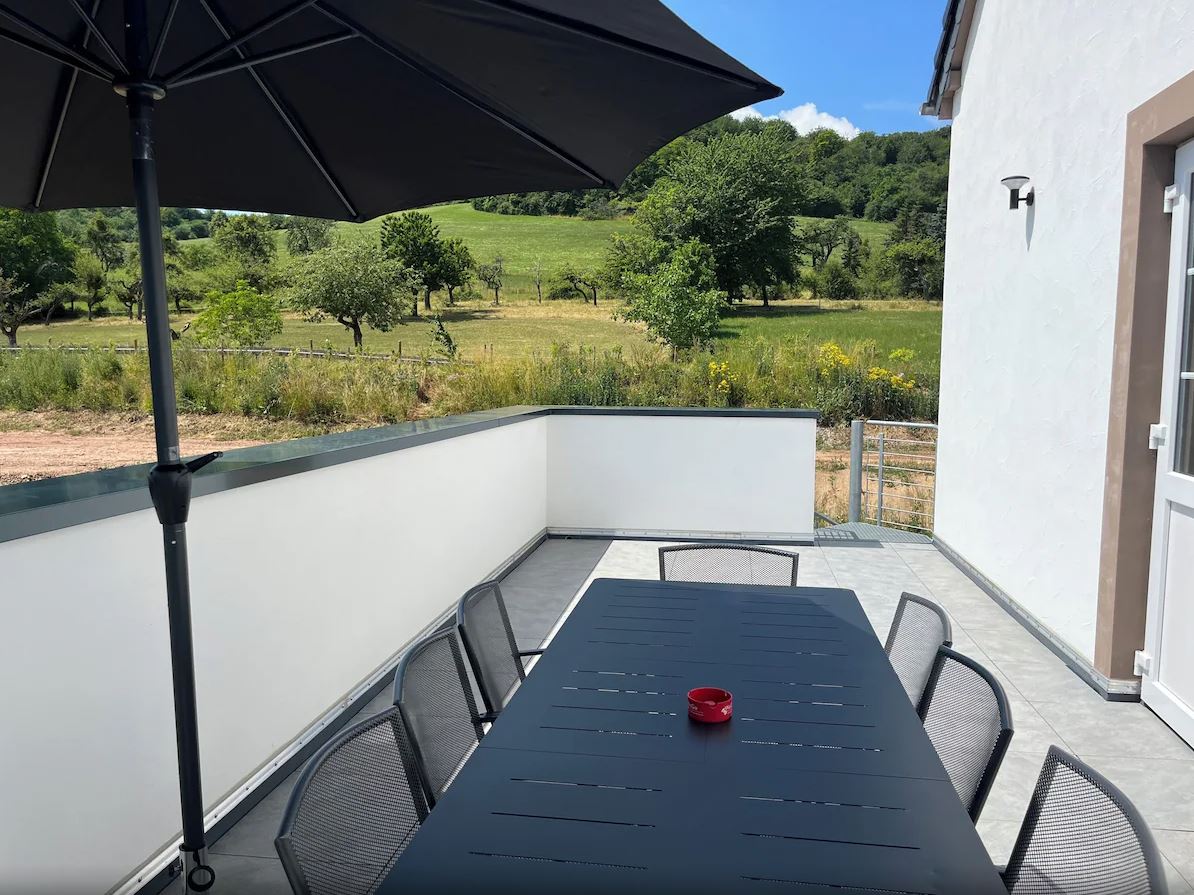 Ferienhaus mit Hund: Die Wohnung verfügt über einen 15 qm großen Balkon auf der Südseite sowie über eine komplett eingezäunte, 50 qm große Außenterrasse.

 

Für den Außenbereich sind Outdoor Möbel, Liegen und Stühle mit Auflagen, Sonnenschirm und ein Holzkohlegrill vorhanden - Feriendomizil Im Saarschleifenland  (Camille Ollinger )