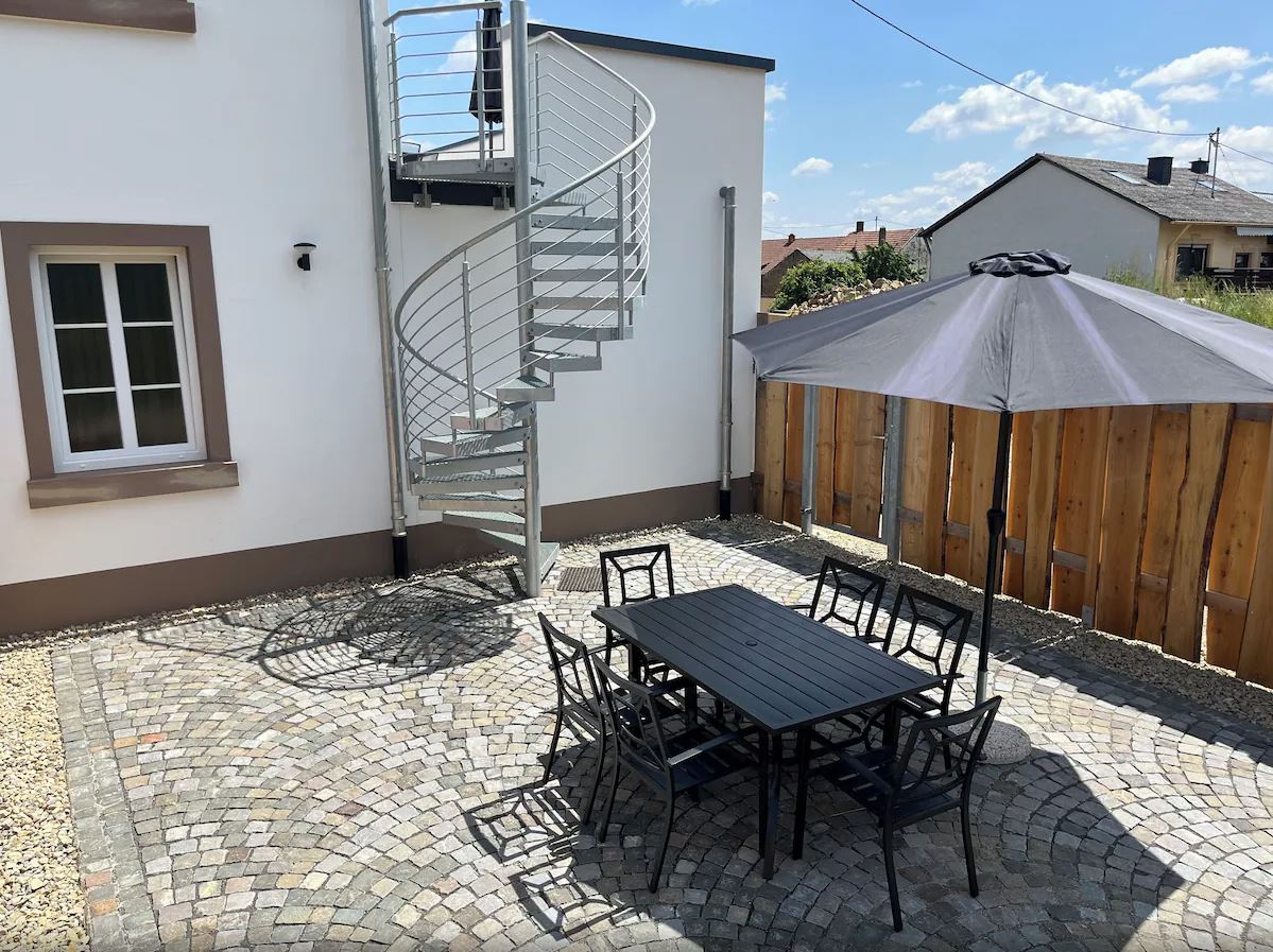Ferienhaus mit Hund: Die Wohnung verfügt über einen 15 qm großen Balkon auf der Südseite sowie über eine komplett eingezäunte, 50 qm große Außenterrasse.

 

Für den Außenbereich sind Outdoor Möbel, Liegen und Stühle mit Auflagen, Sonnenschirm und ein Holzkohlegrill vorhanden - Feriendomizil Im Saarschleifenland  (Camille Ollinger )