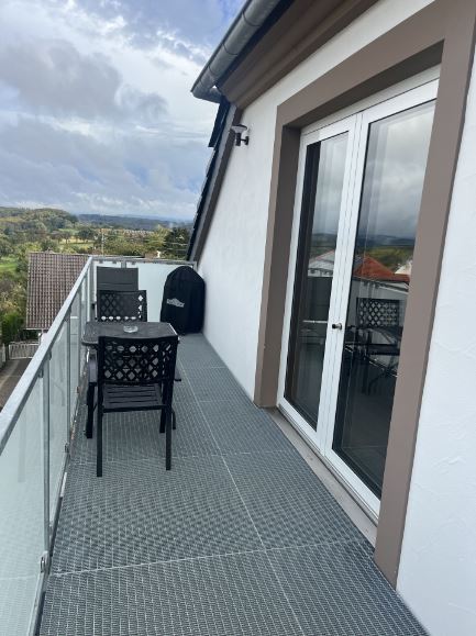 Ferienhaus mit Hund: Die neue, 36qm Studiowohnung wurde im November 2022 fertiggestellt, sie befindet sich Dachgeschoß, diese erreicht man über eine breite Stahlwendeltreppe.

Die Wohnung verfügt über Balkon mit einer wunderschönen Aussicht über die Saarschleife bis hin zum Hochwald.
Für den Außenbereich sind Outdoor-Möbel, Liegen und Stühle mit Auflagen, Sonnenschirm und ein Holzkohlegrill selbstverständlich vorhanden. - Feriendomizil Im Saarschleifenland  (Camille Ollinger )