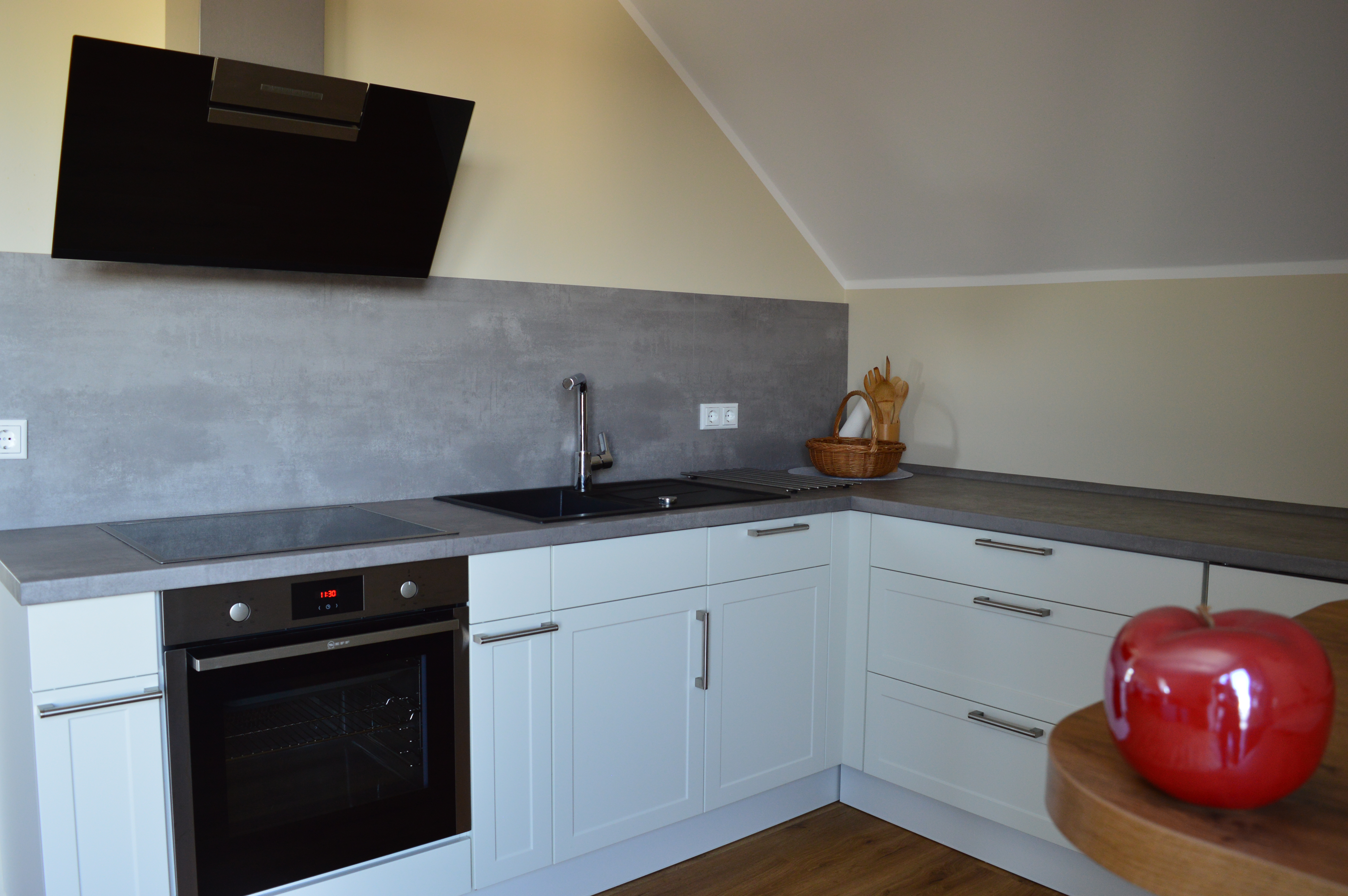 Ferienhaus mit Hund: Die Küche ist ausgestattet mit Cerankochfeld, Dunstabzug, Backofen, Kūhl- und Gefrierkombination , Geschirrspüler, Kaffeemaschine, Wasserkocher und Toaster. Staubsauger, Bügeleisen, Bügeltisch sind selbstverständlich Bestandteil der Wohnung. - Feriendomizil Im Saarschleifenland  (Camille Ollinger )