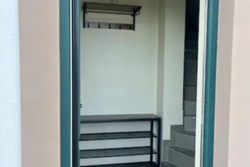 Ferienhaus mit Hund: Die neue 42qm große Wohnung wurde im November 2022 fertiggestellt, sie befindet sich im 1 Obergeschoss mit einer eigenen 21 qm großen Balkon zum Grillen und Entspannen. - Feriendomizil Im Saarschleifenland  (Camille Ollinger )