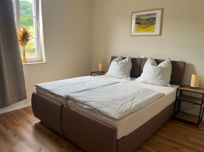 Ferienhaus mit Hund: In der Wohnung befindet sich ein gemütliches Schlafzimmer mit Doppelbett. - Feriendomizil Im Saarschleifenland  (Camille Ollinger )