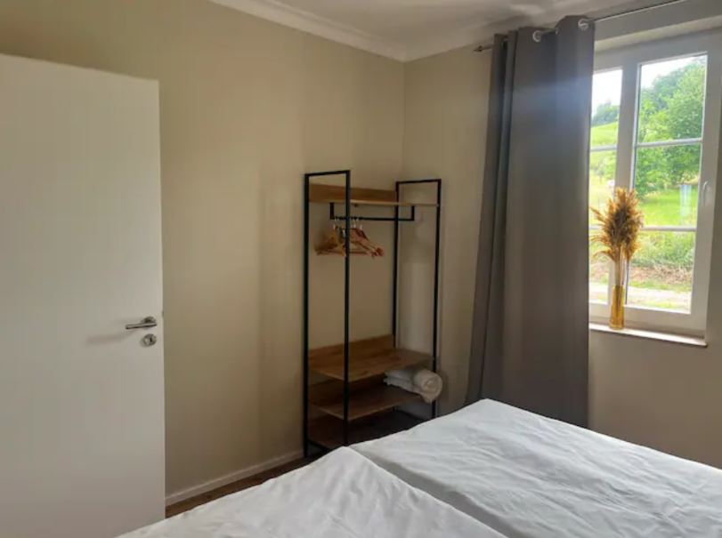 Ferienhaus mit Hund: In der Wohnung befindet sich ein gemütliches Schlafzimmer mit Doppelbett. - Feriendomizil Im Saarschleifenland  (Camille Ollinger )