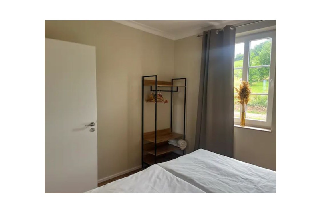 Ferienhaus mit Hund: In der Wohnung befindet sich ein gemütliches Schlafzimmer mit Doppelbett. - Feriendomizil Im Saarschleifenland  (Camille Ollinger )