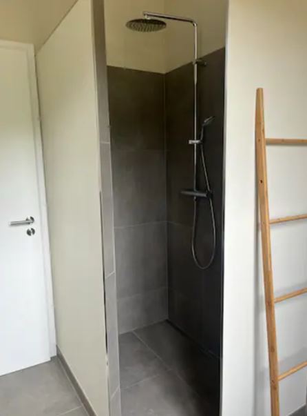 Ferienhaus mit Hund: Ein modernes Badezimmer mit Dusche, Waschtisch und WC-Anlage komplettiert die Wohnung. - Feriendomizil Im Saarschleifenland  (Camille Ollinger )