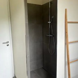Ferienhaus mit Hund: Ein modernes Badezimmer mit Dusche, Waschtisch und WC-Anlage komplettiert die Wohnung. - Feriendomizil Im Saarschleifenland  (Camille Ollinger )