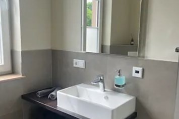 Ferienhaus mit Hund: Ein modernes Badezimmer mit Dusche, Waschtisch und WC-Anlage komplettiert die Wohnung. - Feriendomizil Im Saarschleifenland  (Camille Ollinger )