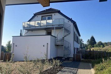 Ferienhaus mit Hund: Blick vom Spa-Bereich auf Ihren Balkon. - Feriendomizil Im Saarschleifenland  (Camille Ollinger )