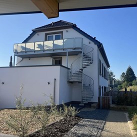 Ferienhaus mit Hund: Blick vom Spa-Bereich auf Ihren Balkon. - Feriendomizil Im Saarschleifenland  (Camille Ollinger )