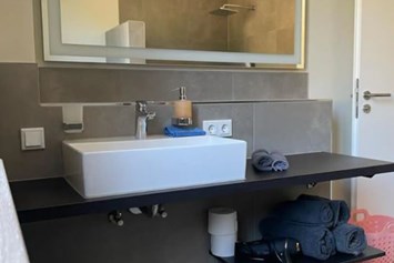 Ferienhaus mit Hund: Das Badezimmer mit einer 1;5 x1,5 m großen Dusche, einer unter fahrbaren Waschtisch-Anlage und einer modernen WC-Anlage ist komplett barrierefrei. - Feriendomizil Im Saarschleifenland  (Camille Ollinger )