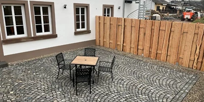 Hundehotel - Whirlpool - Mettlach - Die neue 82qm große Wohnung wurde im November 2022 fertiggestellt, sie befindet sich ebenerdig und barrierefrei im Erdgeschoss mit eigenem Garten zum Grillen und Entspannen. 
Die 56 qm große Terrasse ist rundum  eingezäunt. - Feriendomizil Im Saarschleifenland  (Camille Ollinger )
