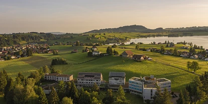 Hundehotel - Trink-/Fressnapf: im Zimmer - Schwyz - Sicht auf das Hotel Allegro, direkt beim Sihlsee - Hotel Allegro Einsiedeln