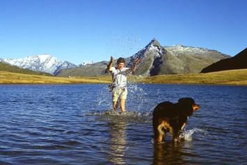 Urlaub-mit-Hund: Viele Bergseen bieten Erfrischung für Zwei- und Vierbeiner. - GRUBERS Hotel Apartments Gastein