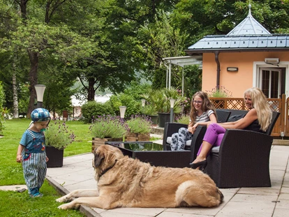 Hundehotel - Sankt Martin am Tennengebirge - Die Terrasse unserer selbstbedienungs Caféteria lädt zum verweilen ein und die Hunde können derweil im eingezäunten Garten spielen und toben.  - GRUBERS Hotel Apartments Gastein