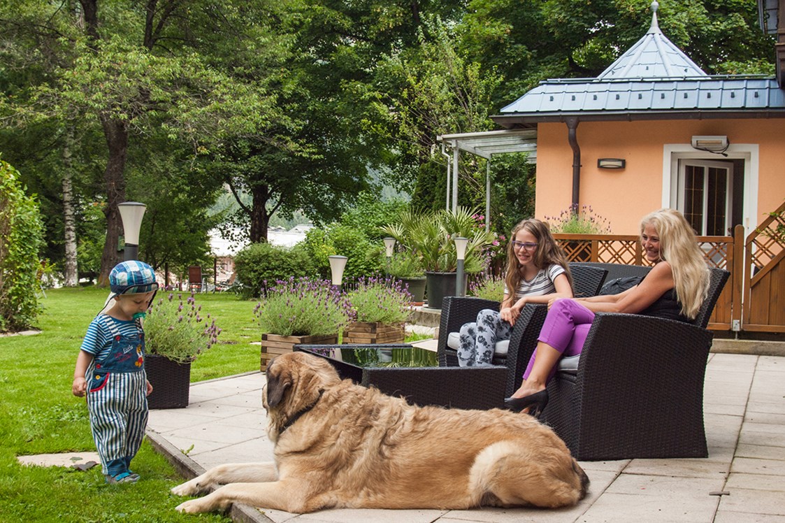 Urlaub-mit-Hund: Die Terrasse unserer selbstbedienungs Caféteria lädt zum verweilen ein und die Hunde können derweil im eingezäunten Garten spielen und toben.  - GRUBERS Hotel Apartments Gastein