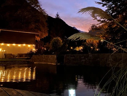 Hundehotel - Sankt Martin am Tennengebirge - Beleuchteter Hundebadeteich 
Am Abend zum sitzen und auch Grillmöglichkeit👍🏼 - GRUBERS Hotel Apartments Gastein