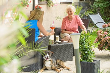Urlaub-mit-Hund: Auf unserer Terrasse einfach mal gemütlich einen Kaffee genießen - GRUBERS Hotel Apartments Gastein