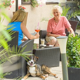 Urlaub-mit-Hund: Auf unserer Terrasse einfach mal gemütlich einen Kaffee genießen - GRUBERS Hotel Apartments Gastein