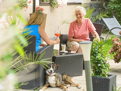 Hundehotel - Sankt Martin am Tennengebirge - Auf unserer Terrasse einfach mal gemütlich einen Kaffee genießen - GRUBERS Hotel Apartments Gastein