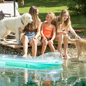Urlaub-mit-Hund: Der Teich ist für alle ein Highlight - GRUBERS Hotel Apartments Gastein