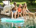 Urlaub-mit-Hund: Der Teich ist für alle ein Highlight - GRUBERS Hotel Apartments Gastein