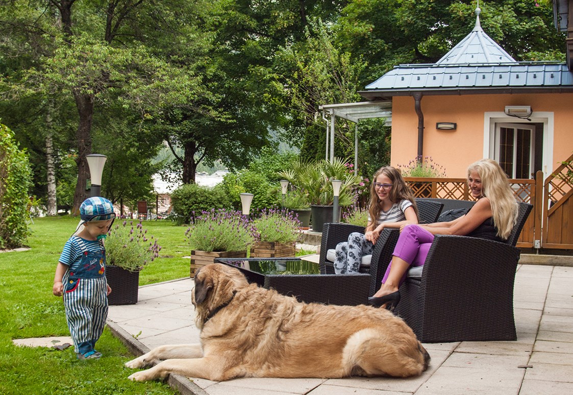 Urlaub-mit-Hund: Die Terrasse unserer selbstbedienungs Caféteria lädt zum verweilen ein und die Hunde können derweil im eingezäunten Garten spielen und toben.  - Residenz Gruber *** Hotel & Ferienwohnungen