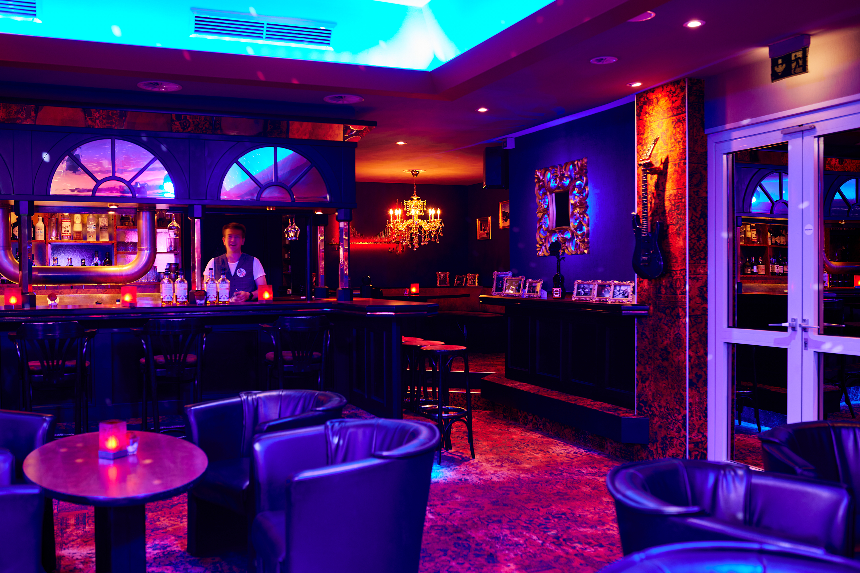 Hundehotel - PLZ 18119 (Deutschland) - Rocktheater Bar mit Bühne - TRIHOTEL Rostock