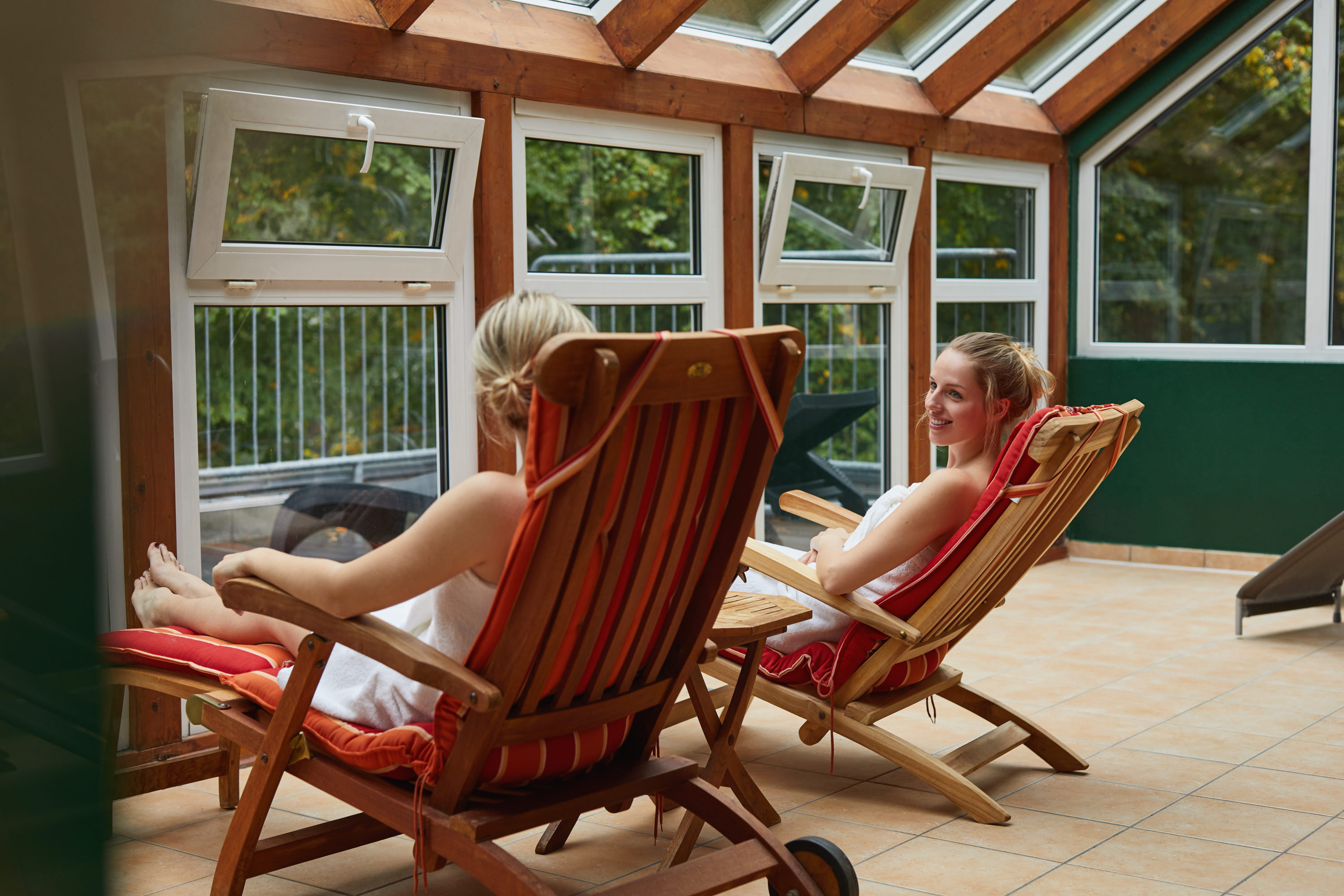 Urlaub-mit-Hund: Wintergarten mit panoramblick in den Schweizer Wald - TRIHOTEL Rostock