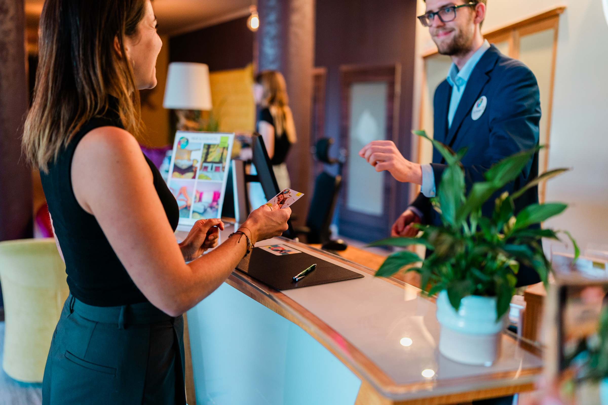 Urlaub-mit-Hund: Rezeption in der Woodstocklobby - TRIHOTEL Rostock