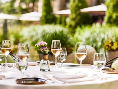 Hundehotel - Doggies: 3 Doggies - SommerRestaurant - Aussenterrasse am Hotelteich - Parkhotel Gütersloh